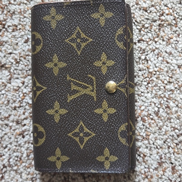 Authentic LV Wallet condition is fair-Has Serial Number - Picture 1 of 8